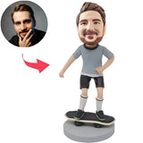 Junge, der Skateboard-kundenspezifische Bobbleheads spielt, addieren Text