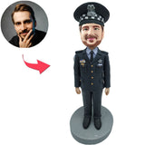 Kundenspezifischer Bobbleheads-Polizeimann addieren Text Trägt einen Polizeihut