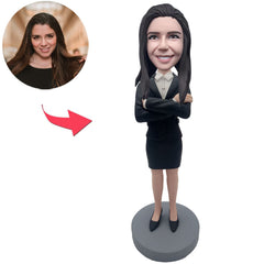 Kundenspezifische Bobbleheads-Geschäftsfrau, die Arme hält, addieren Text