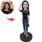 Frau in den Jeans-kundenspezifischen Bobbleheads addieren Text