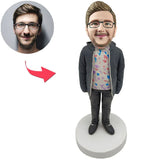 Mann in den kundenspezifischen Bobbleheads der Daunenjacke addieren Text