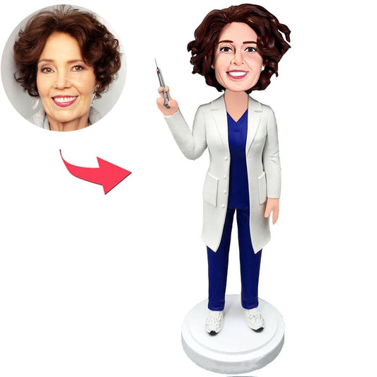 Ärztin hält eine Spritze Benutzerdefinierte Bobbleheads mit eingraviertem Text